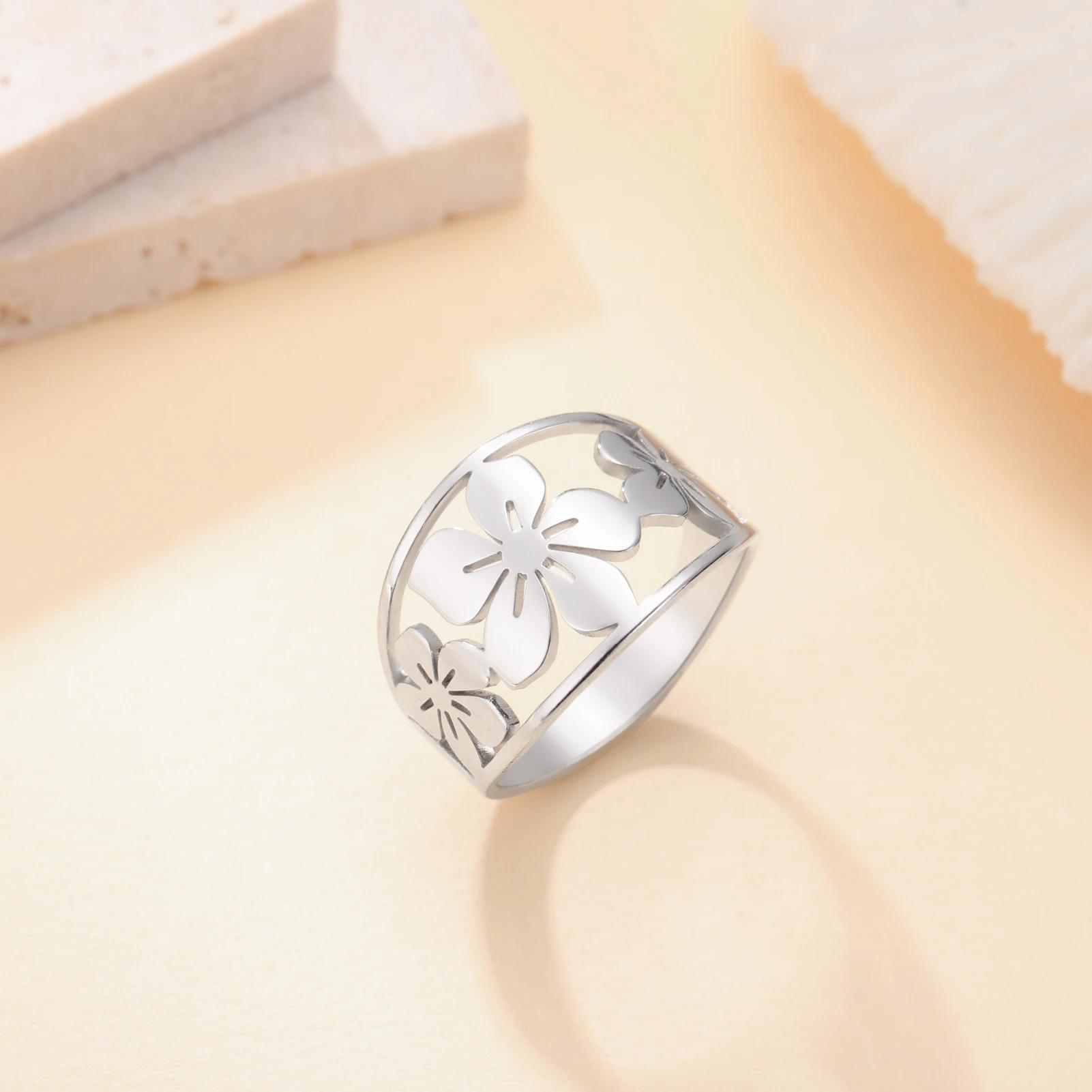 Bague à fleurs multiples argentées