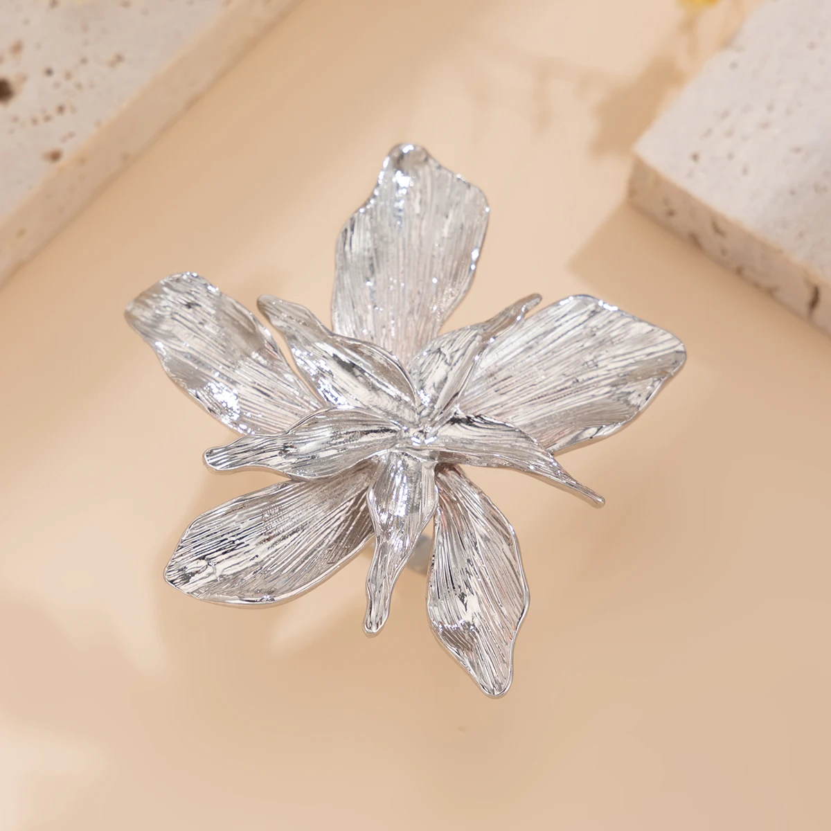 Bague fleur argentée design