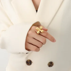 Bague fleur dorée arrondie