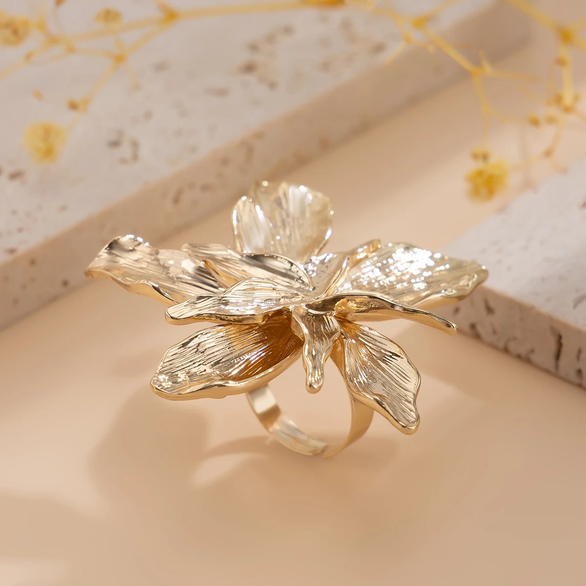 Bague fleur dorée design