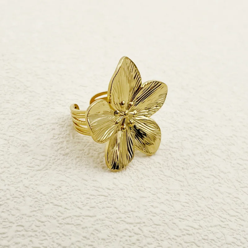 Bague fleur dorée ouverte