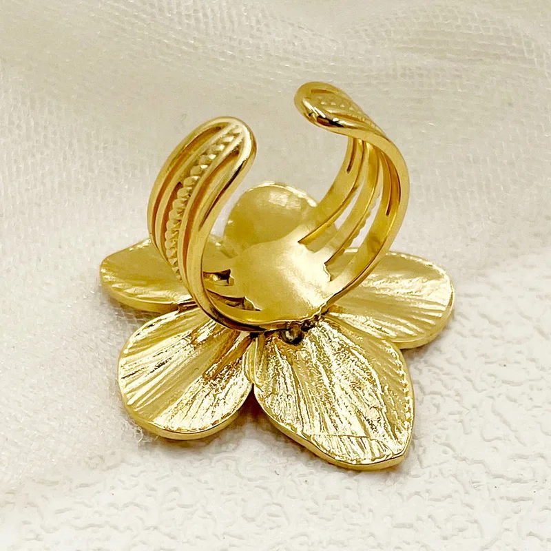 Bague fleur dorée ouverte