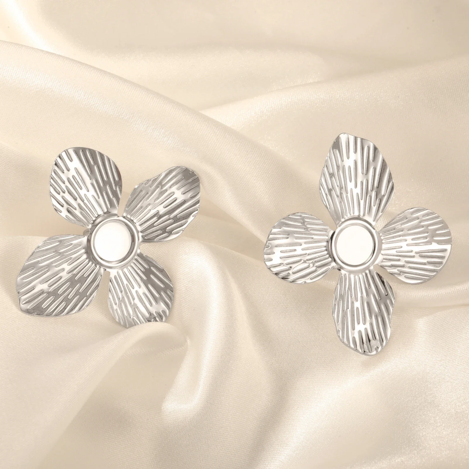 Boucles d'oreilles fleurs argentées 4 pétales