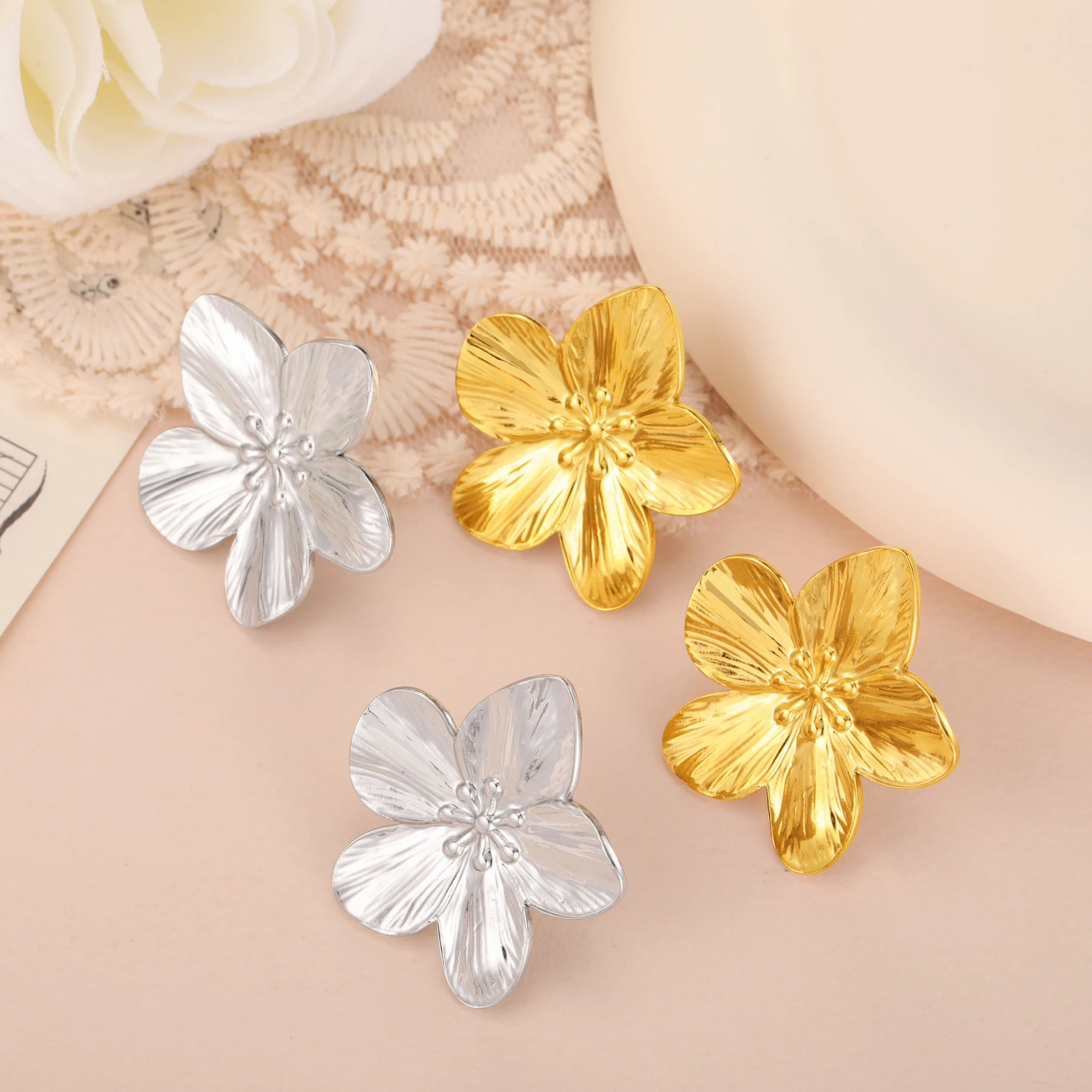 Boucles d'oreilles fleurs argentées 5 pétales