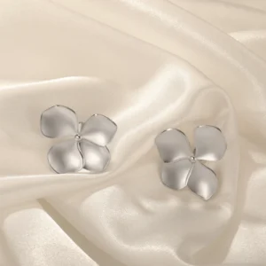 Boucles d'oreilles fleurs argentées à pétales lisses