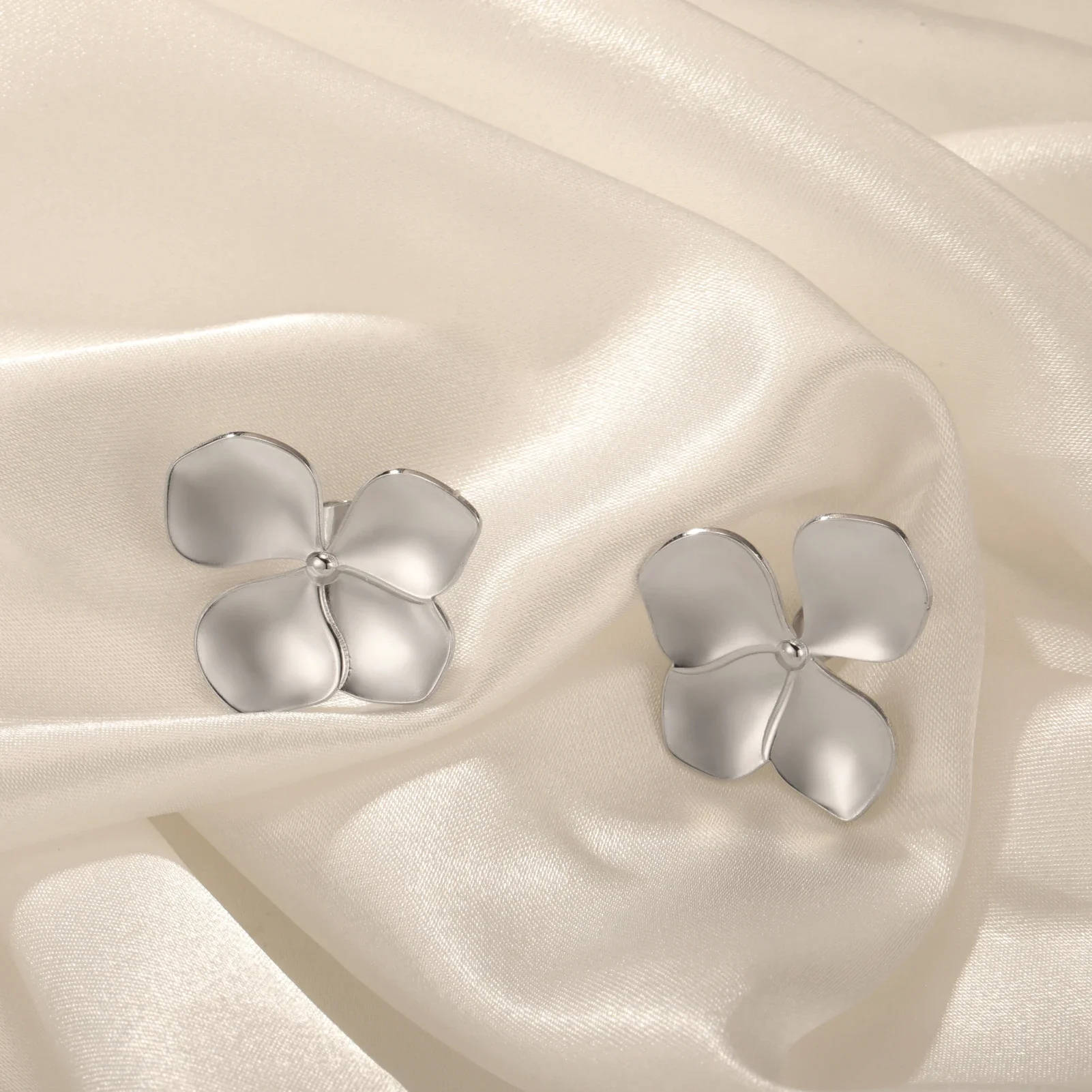 Boucles d'oreilles fleurs argentées à pétales lisses
