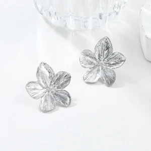 Boucles d'oreilles fleurs argentées classiques