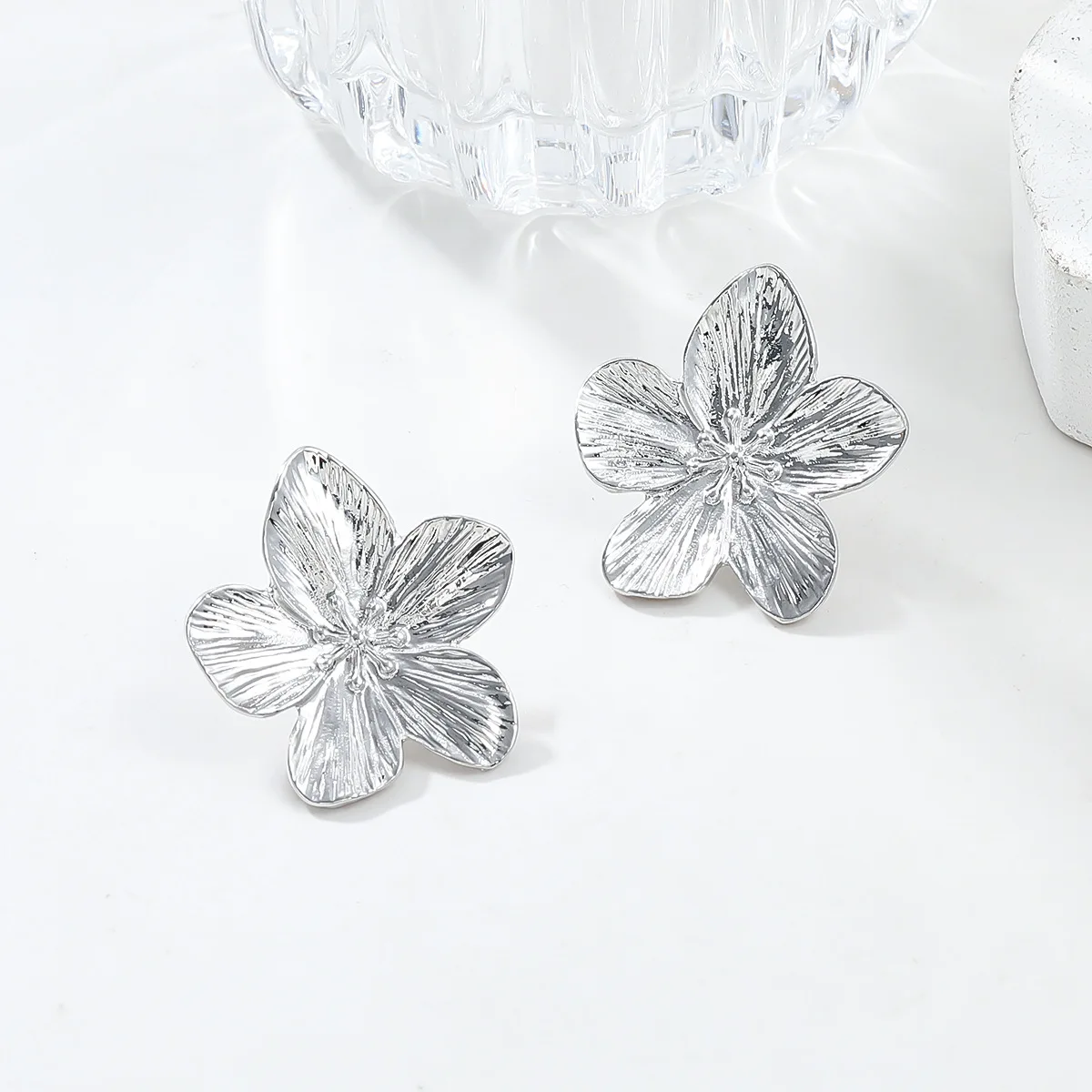 Boucles d'oreilles fleurs argentées classiques