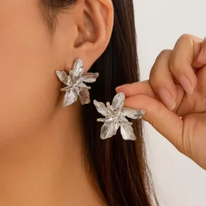Boucles d'oreilles fleurs argentées design