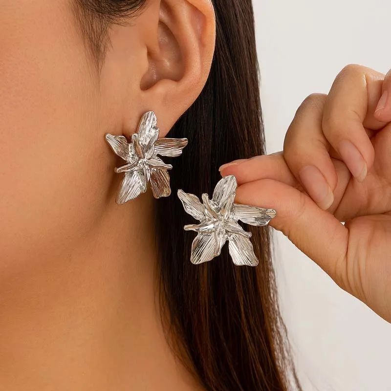 Boucles d'oreilles fleurs argentées design