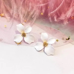 Boucles d'oreilles fleurs blanches réalistes