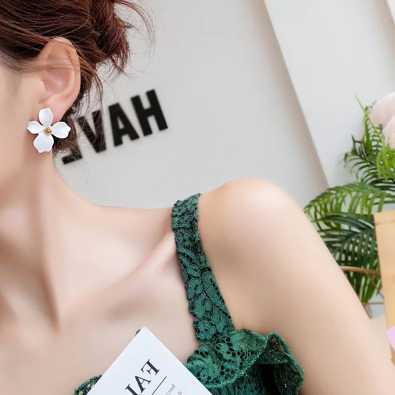 Boucles d'oreilles fleurs blanches réalistes