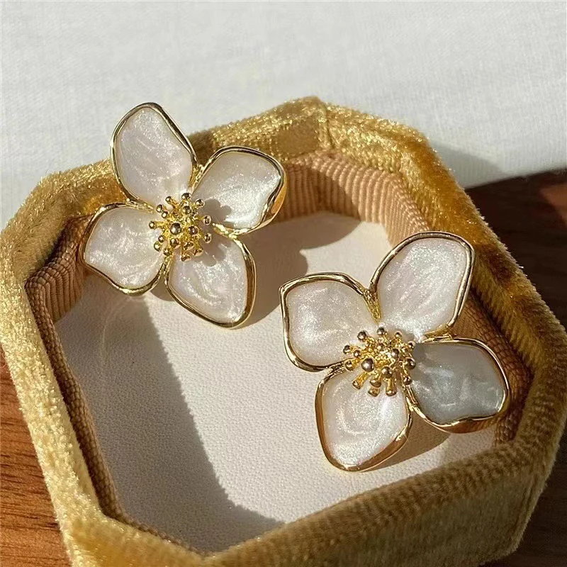 Boucles d'oreilles fleurs blanches romantiques