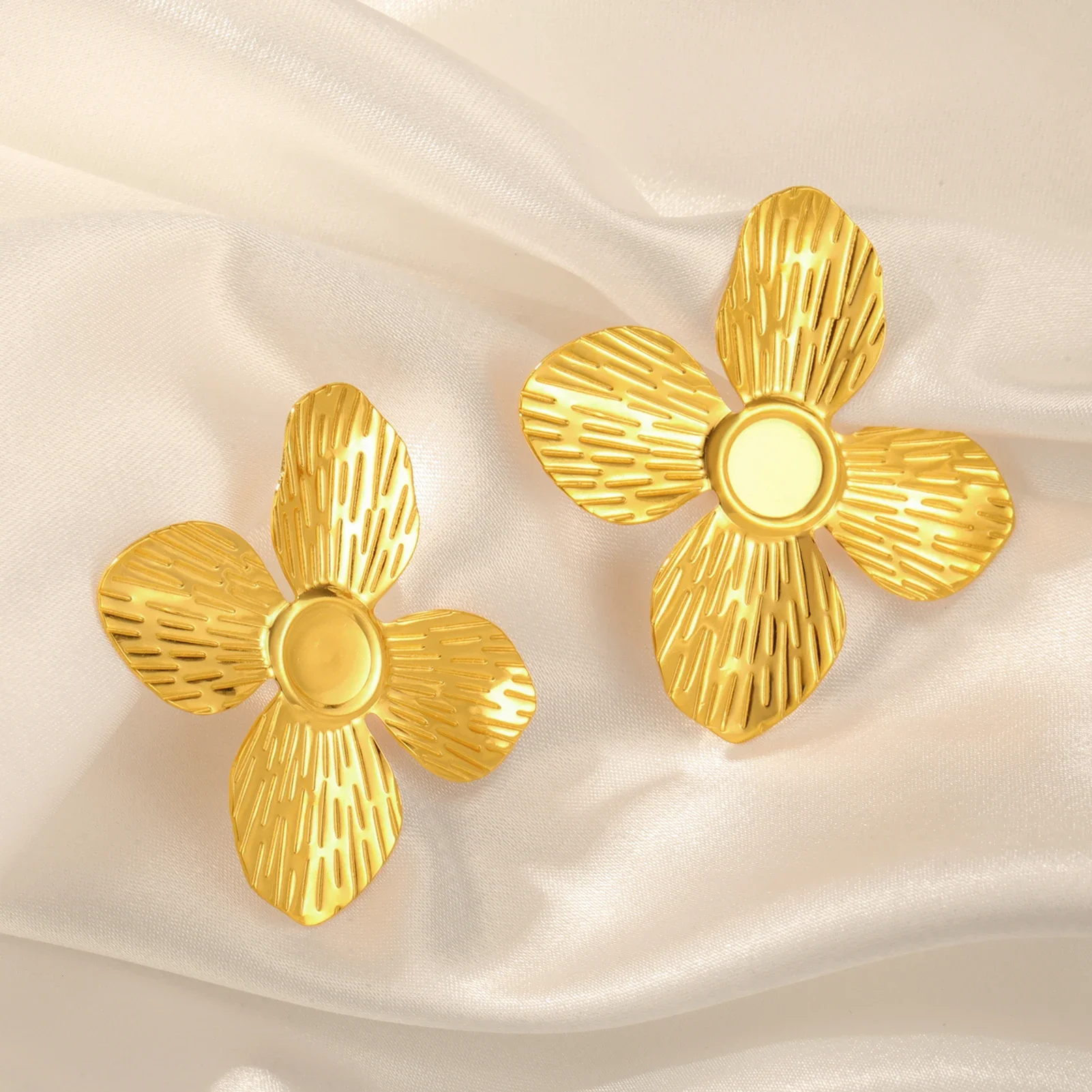 Boucles d'oreilles fleurs dorées 4 pétales