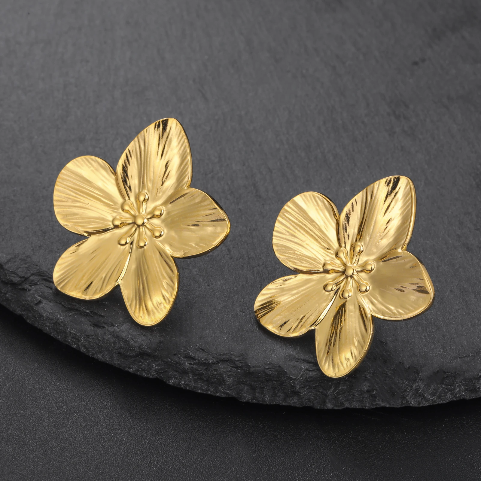 Boucles d'oreilles fleurs dorées 5 pétales