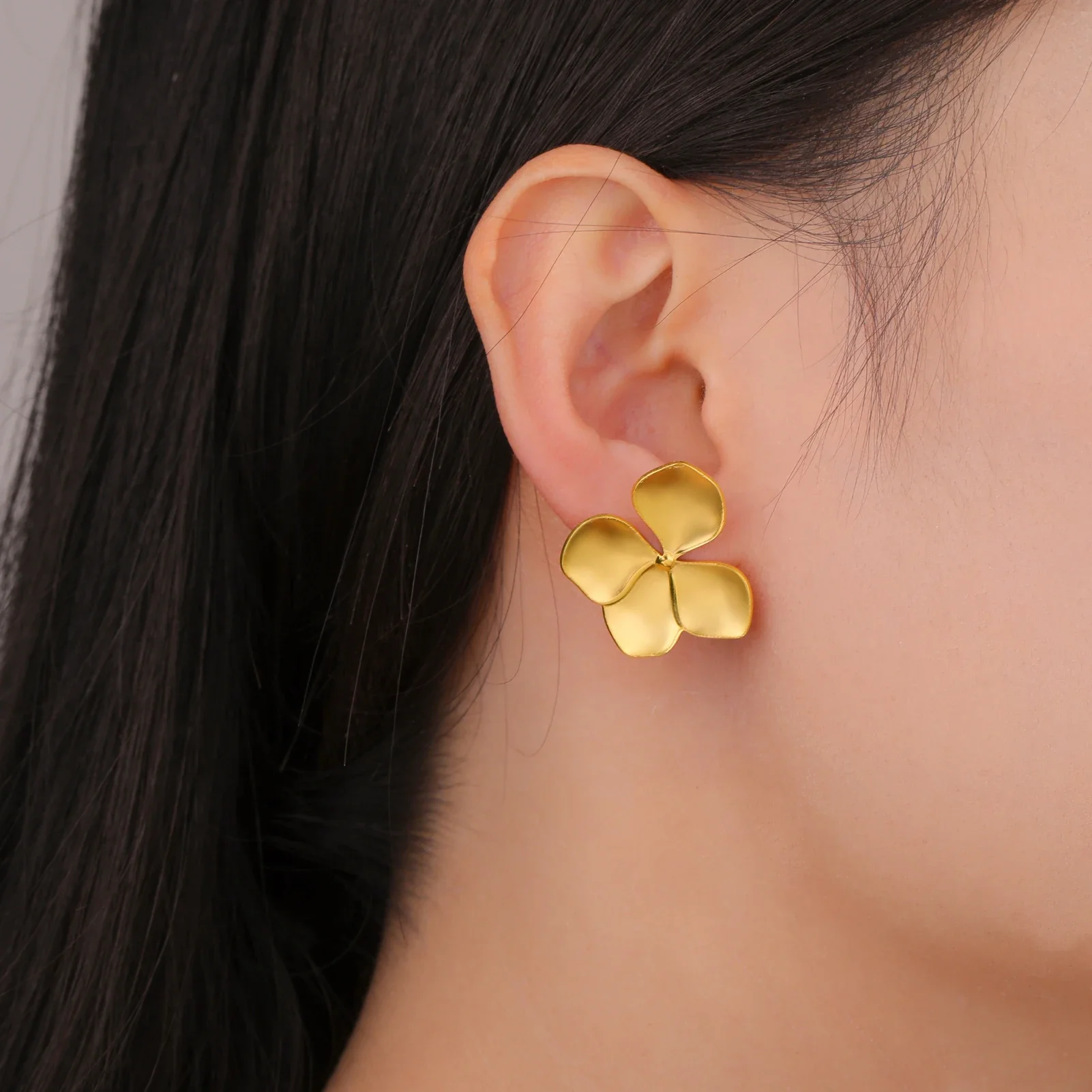 Boucles d'oreilles fleurs dorées à pétales lisses