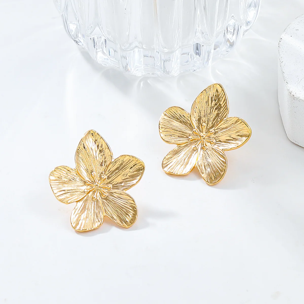 Boucles d'oreilles fleurs dorées classiques