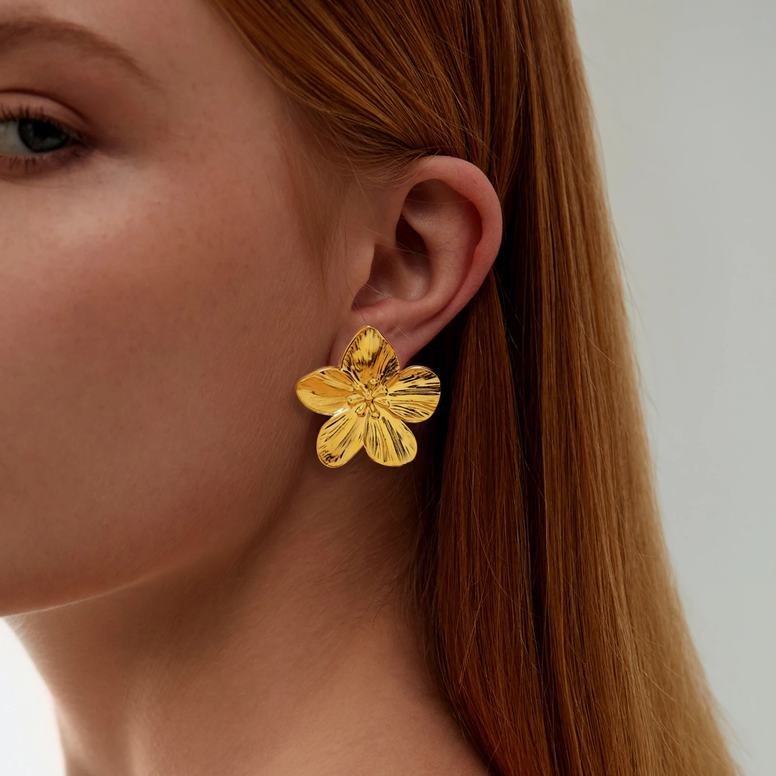 Boucles d'oreilles fleurs dorées classiques