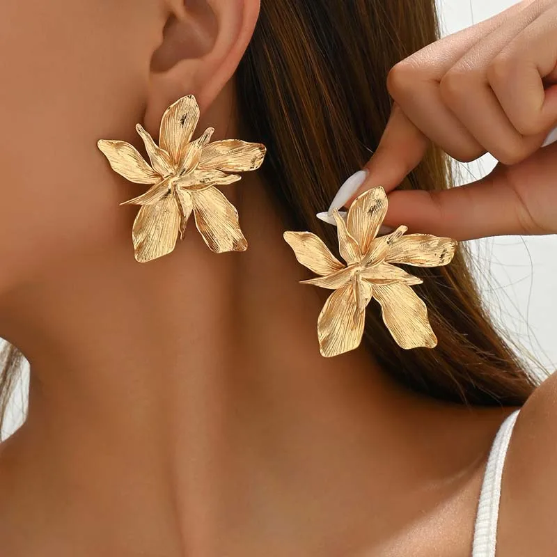Boucles d'oreilles fleurs dorées design