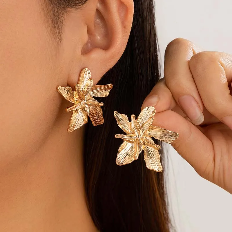Boucles d'oreilles fleurs dorées design