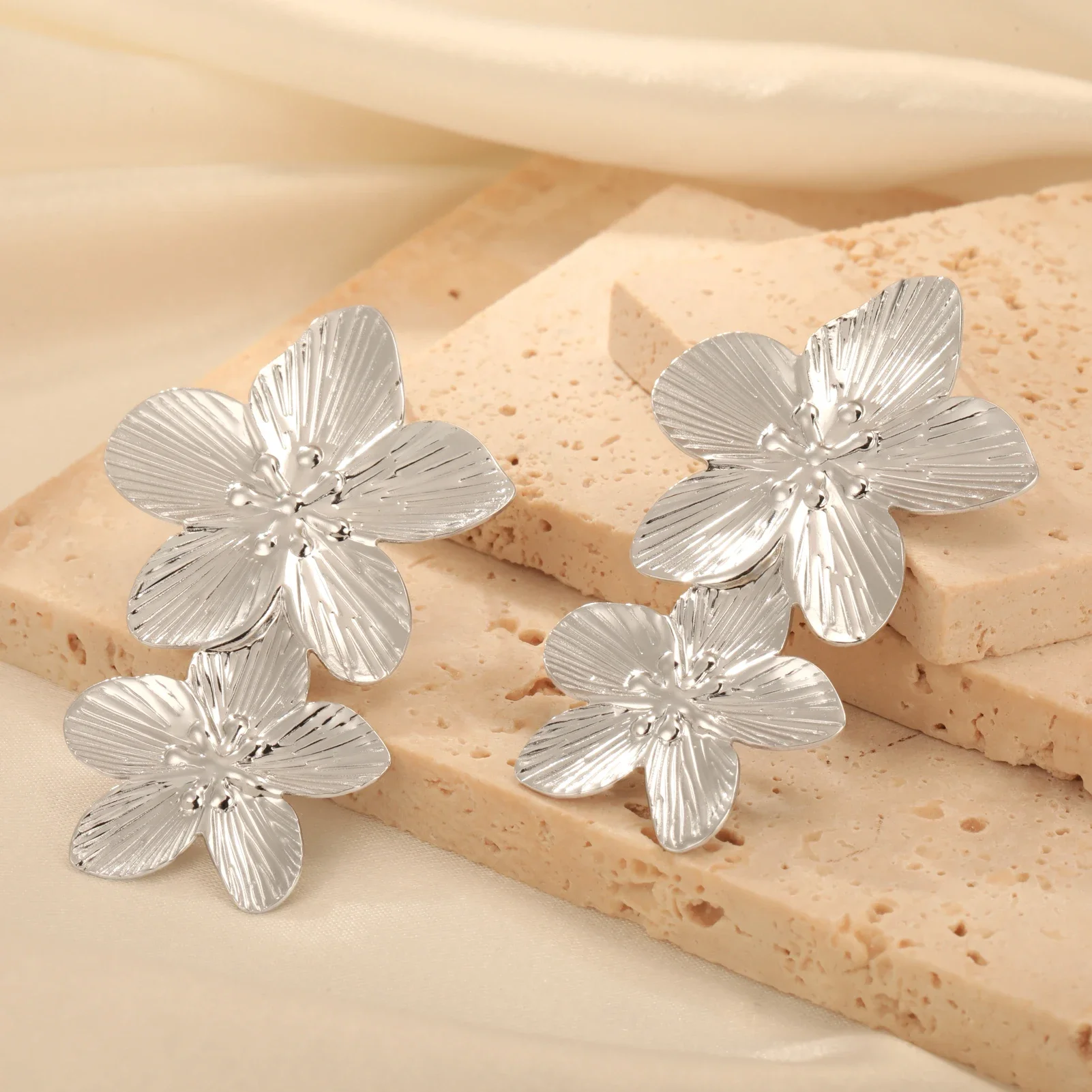 Boucles d'oreilles fleurs double argentées