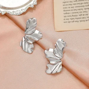 Boucles d'oreilles fleurs moitiés argentées