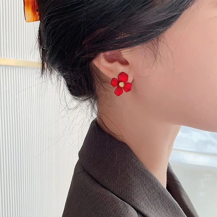 Boucles d'oreilles fleurs rouges réalistes