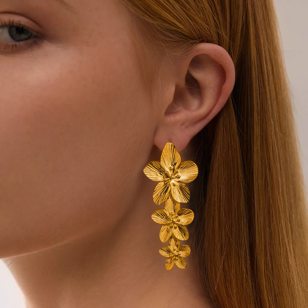 Boucles d'oreilles fleurs triples dorées