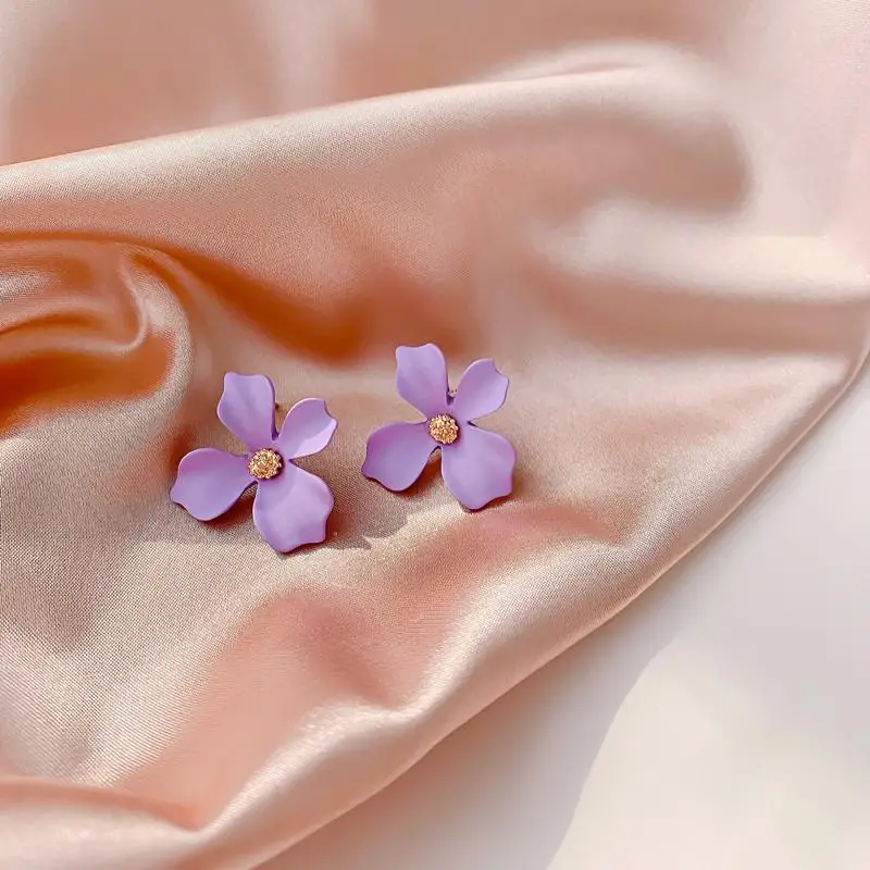 Boucles d'oreilles fleurs violettes réalistes