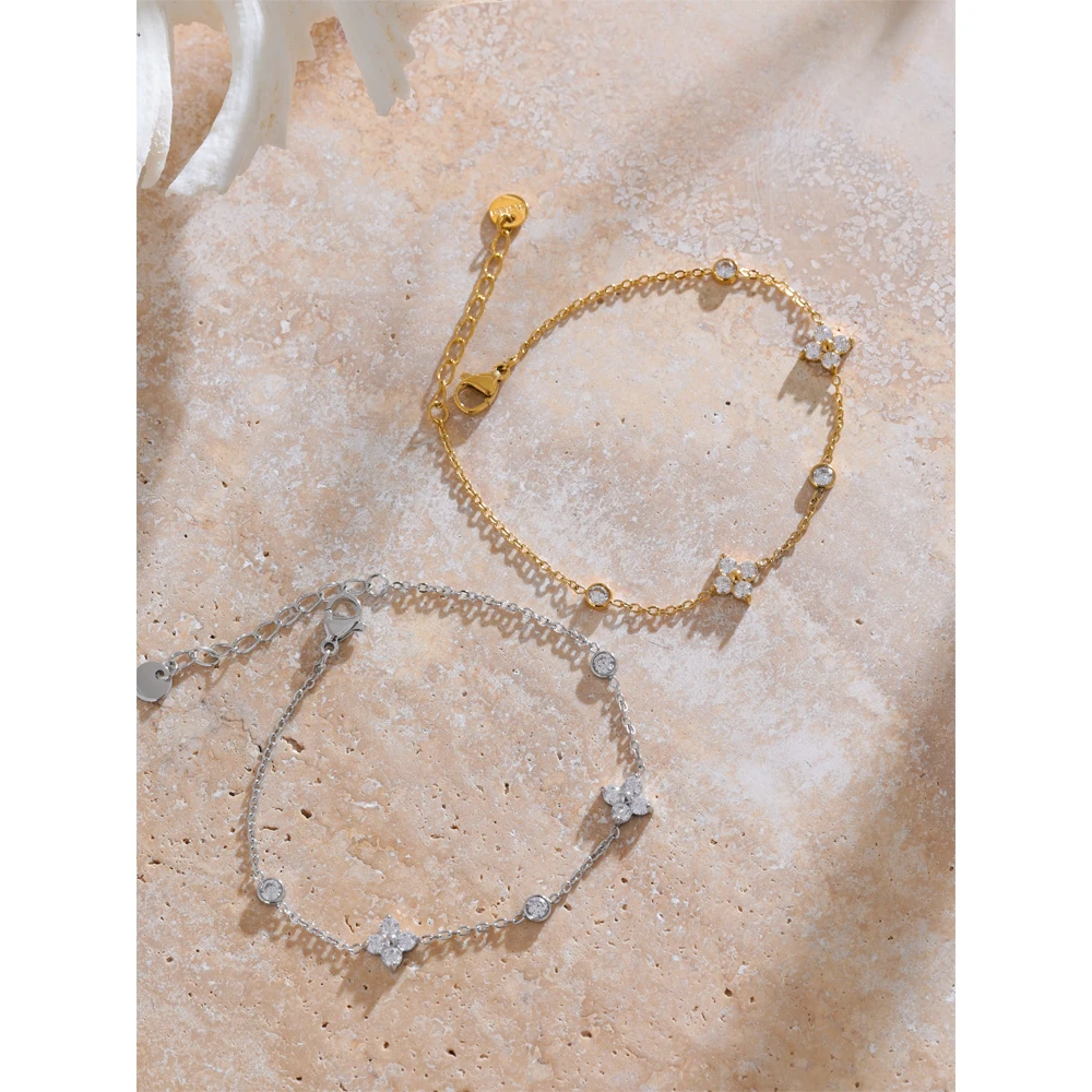 Bracelet à deux fleurs argentées avec cristaux