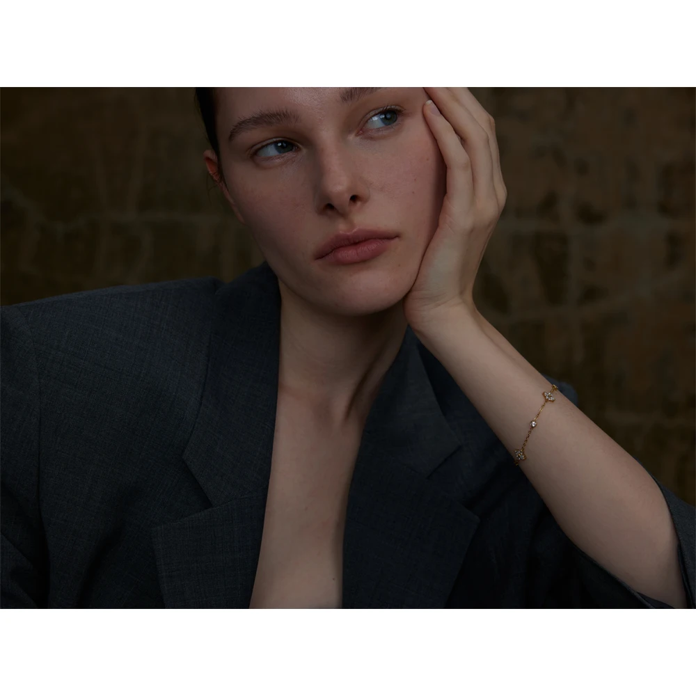 Bracelet à deux fleurs dorées avec cristaux