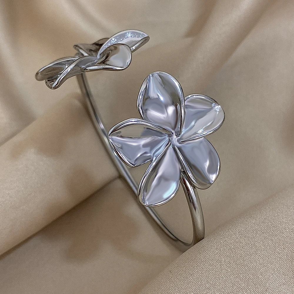 Bracelet ajustable argenté à deux fleurs