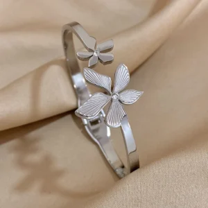 Bracelet ajustable argenté à deux fleurs design