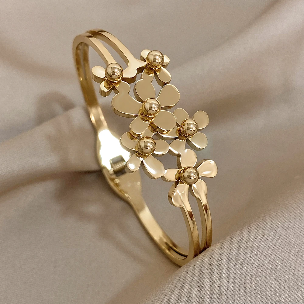 Bracelet ajustable doré à multiples fleurs