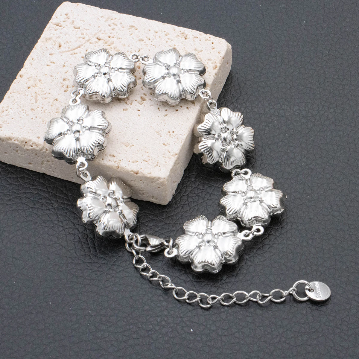 Bracelet argenté à fleurs multiples pleines
