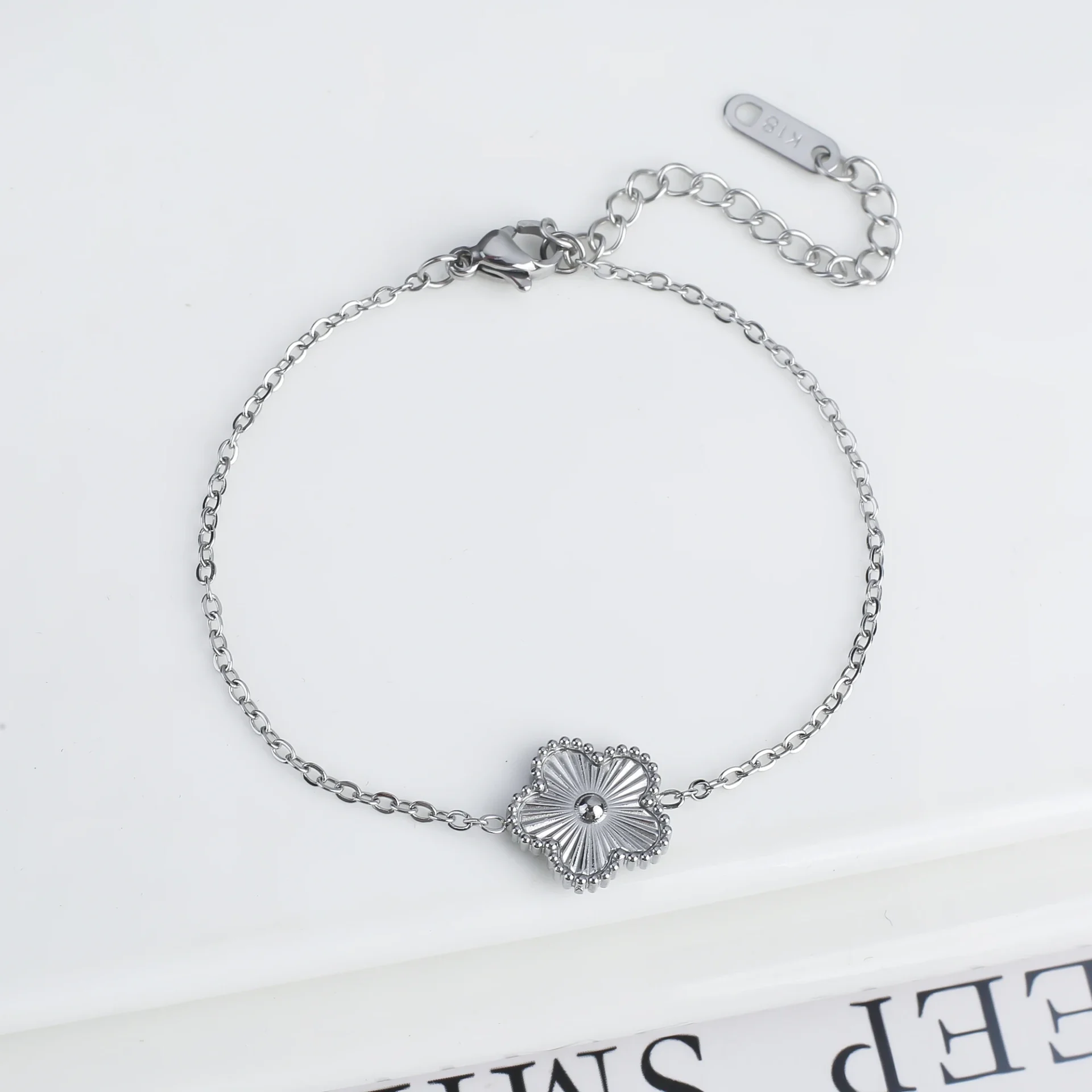 Bracelet argenté avec fleur unique