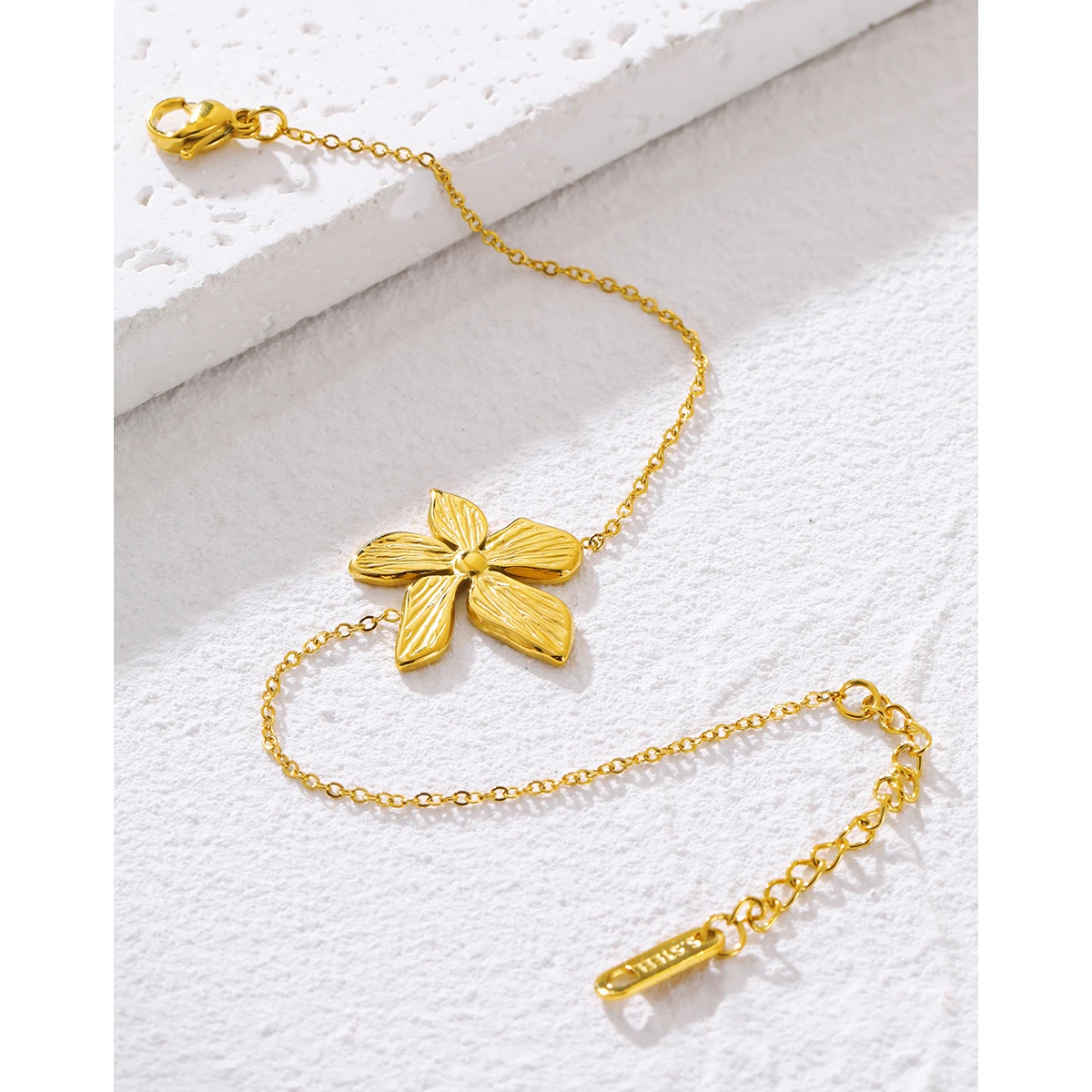 Bracelet avec fleur dorée