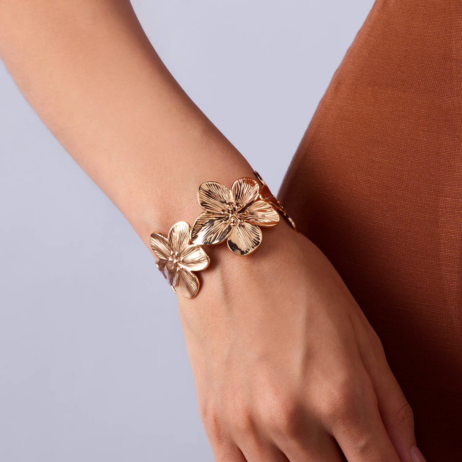 Bracelet doré à fleurs ouvert