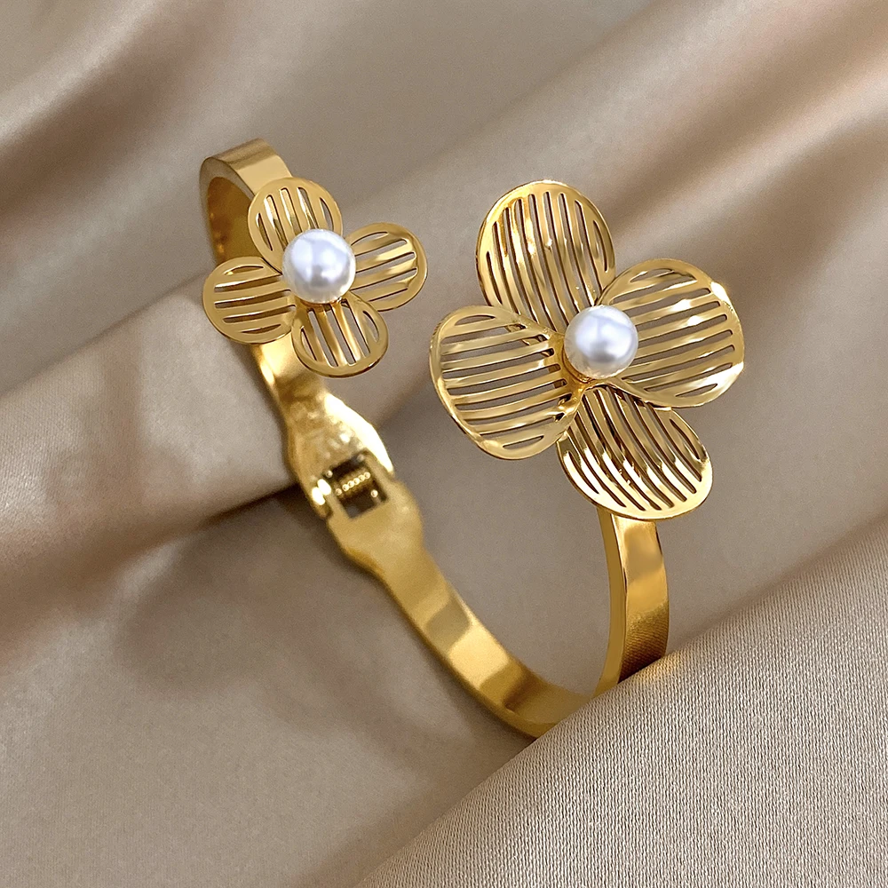 Bracelet doré ajustable à deux fleurs perlées