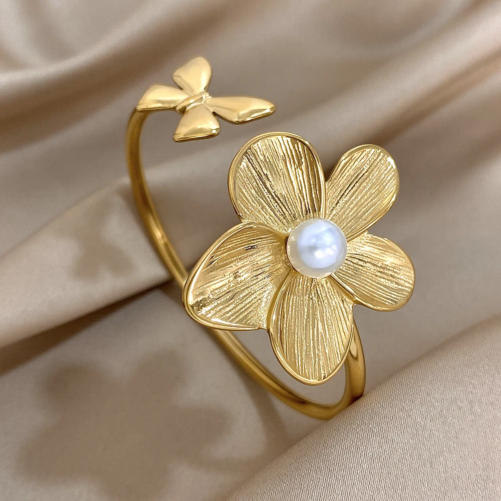 Bracelet doré ajustable à fleur perlée et papillon