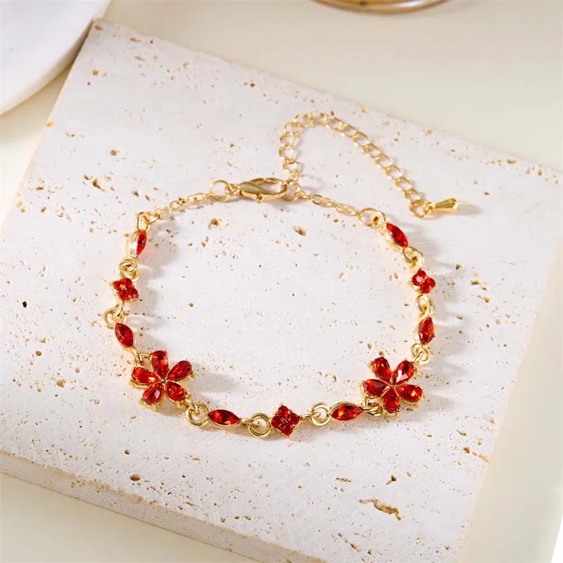 Bracelet doré avec cristaux et fleurs rouges