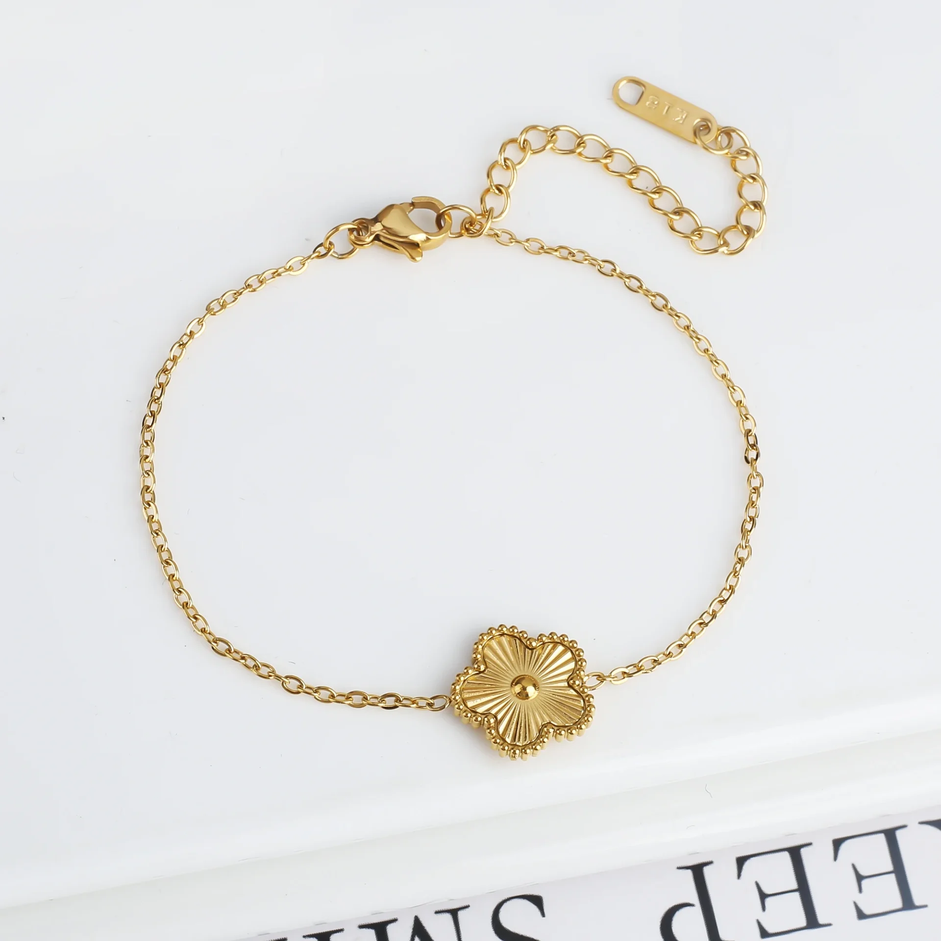 Bracelet doré avec fleur unique