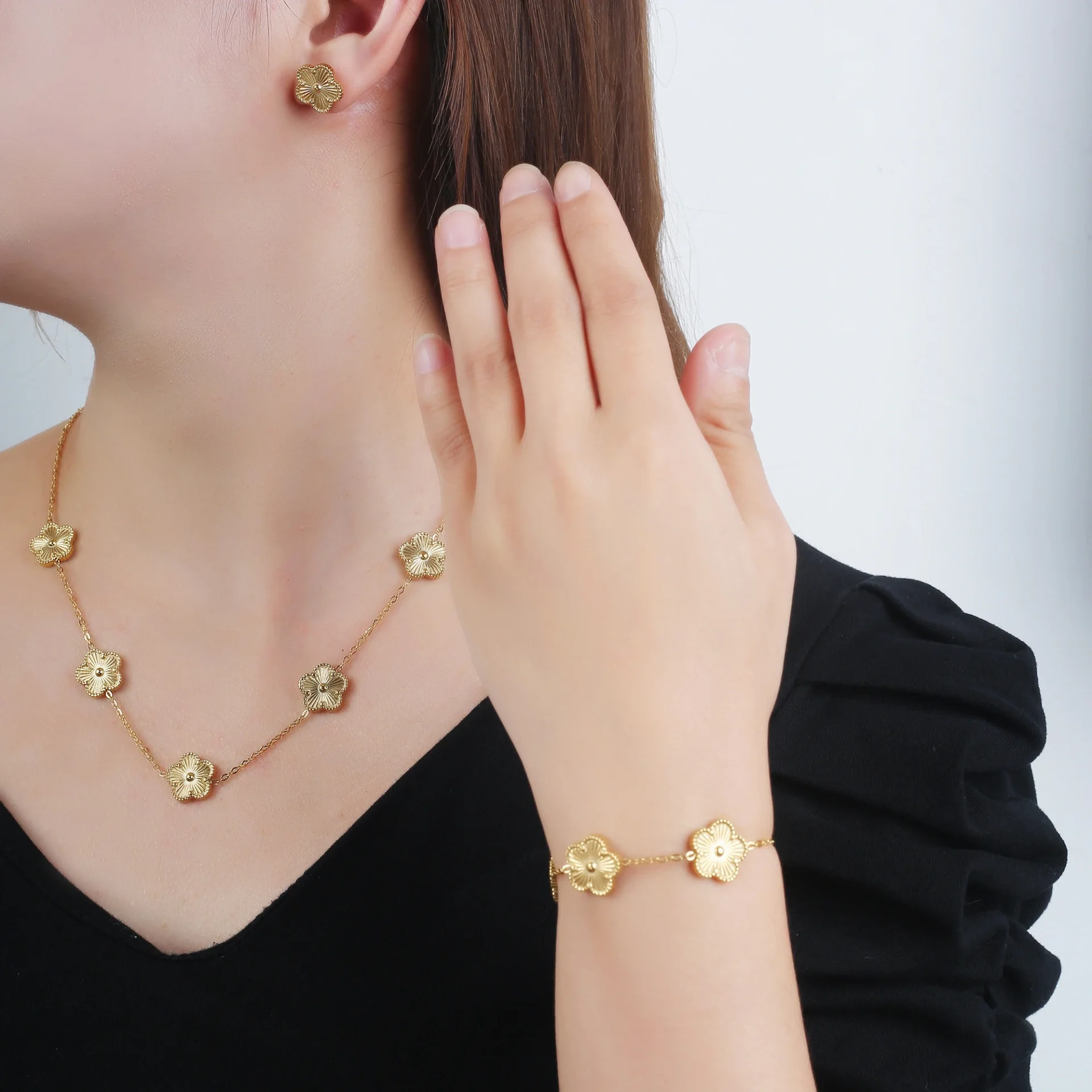 Bracelet doré avec fleurs multiples