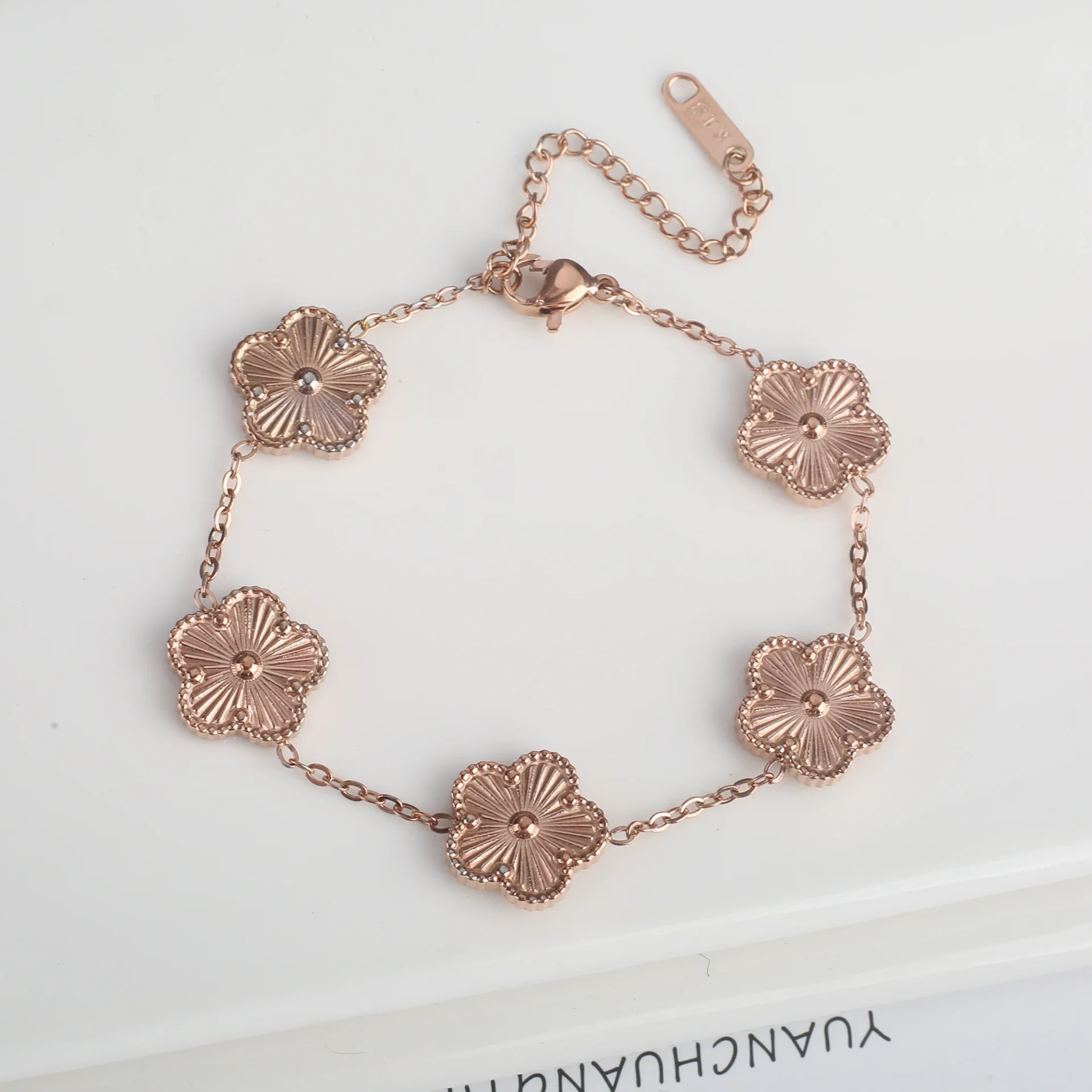 Bracelet or avec fleurs multiples
