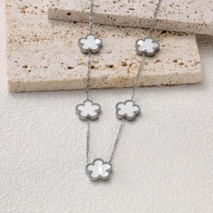 Collier argenté à fleurs blanches multiples