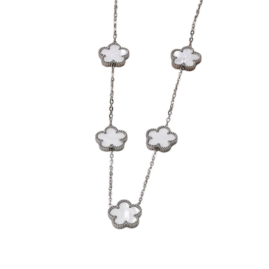 Collier argenté à fleurs blanches multiples
