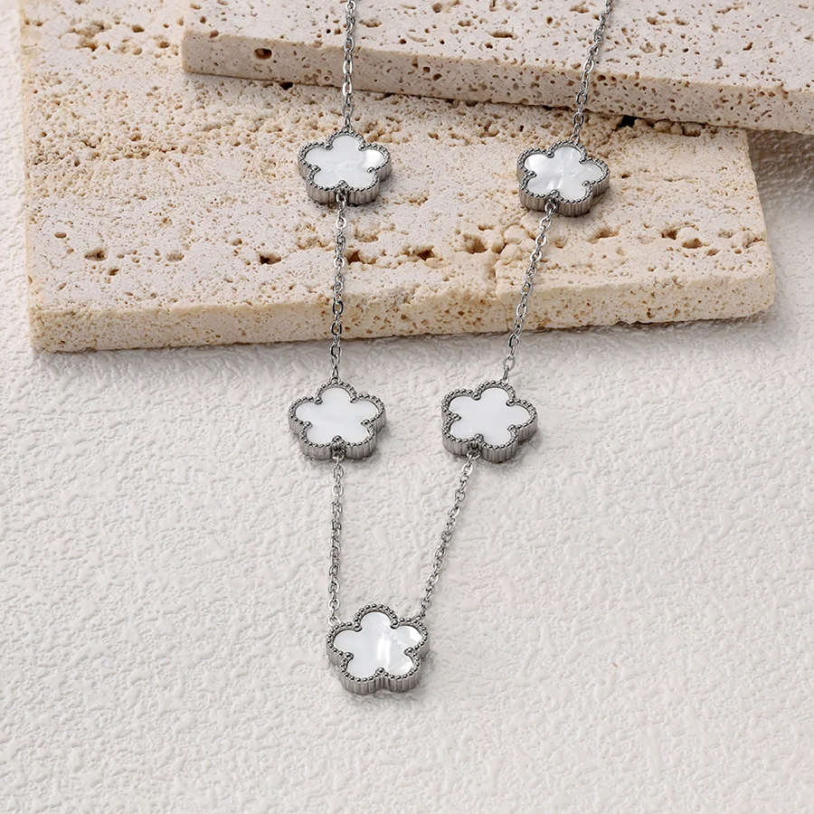 Collier argenté à fleurs blanches multiples
