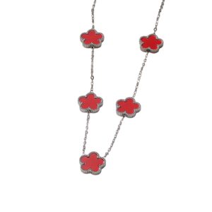 Collier argenté à fleurs rouges multiples