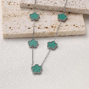 Collier argenté à fleurs vertes multiples