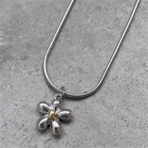 Collier avec fleur design argenté